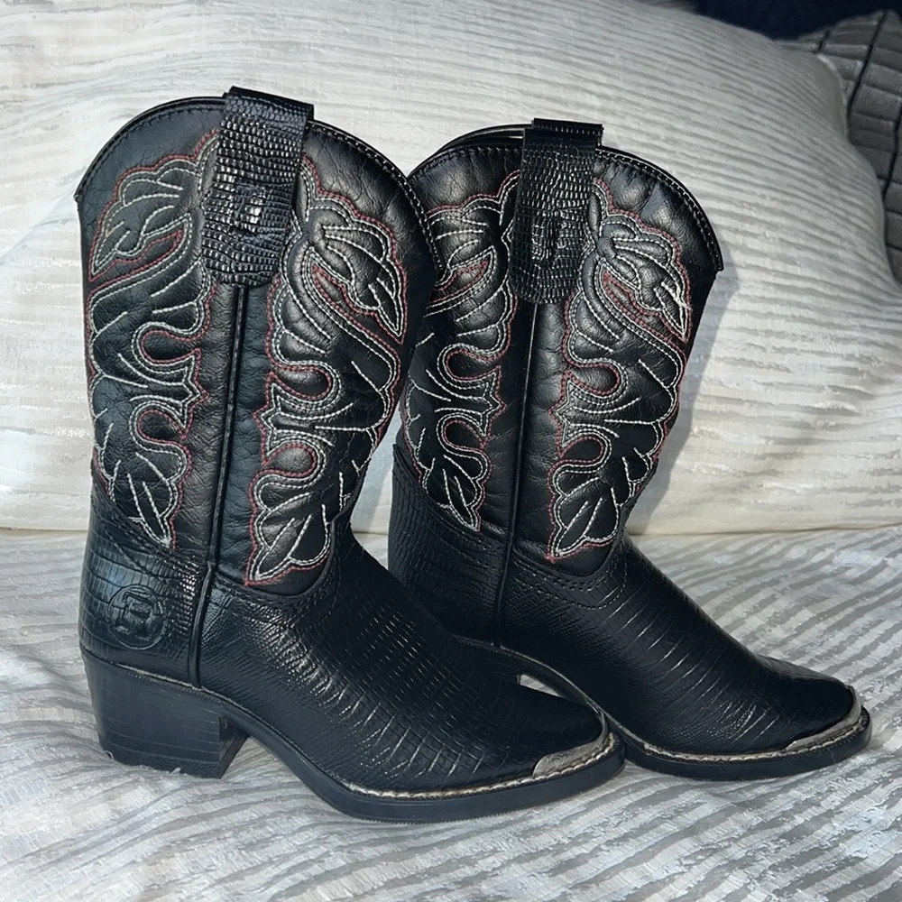 CHILDREN’S BOOTS BLACK WITH WHITE & RED STITCHING AND ENGRAVED TOE PLATE, VTG